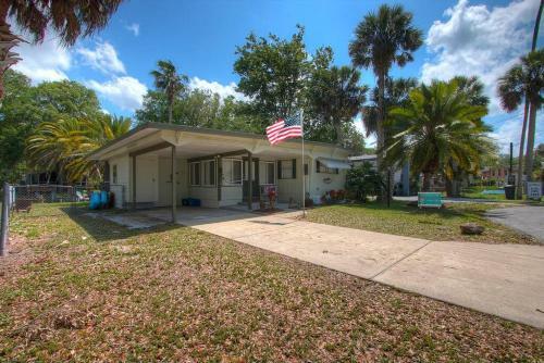3 Bedroom Farmhouse Vacation Home On The River