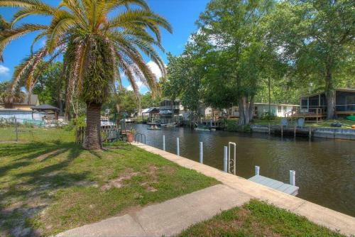 3 Bedroom Farmhouse Vacation Home On The River