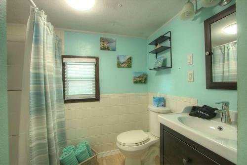 3 Bedroom Farmhouse Vacation Home On The River
