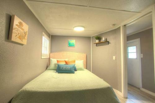 3 Bedroom Farmhouse Vacation Home On The River