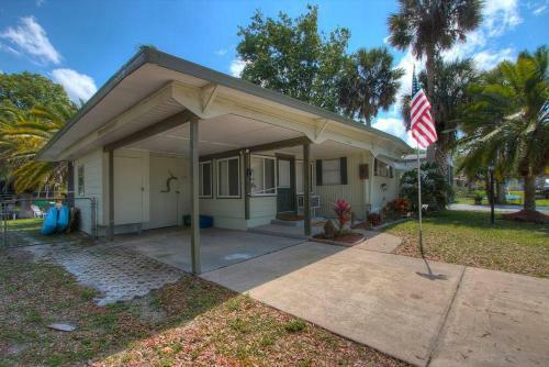 3 Bedroom Farmhouse Vacation Home On The River