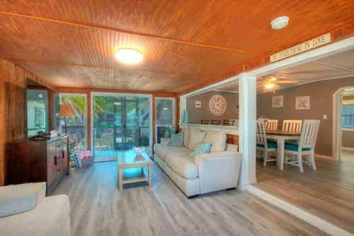 3 Bedroom Farmhouse Vacation Home On The River