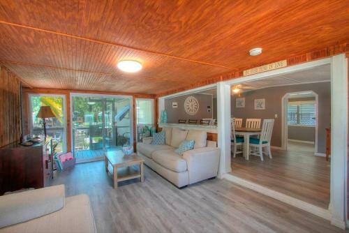 3 Bedroom Farmhouse Vacation Home On The River