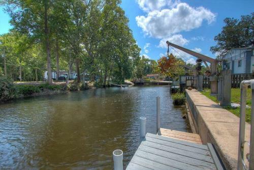 3 Bedroom Farmhouse Vacation Home On The River