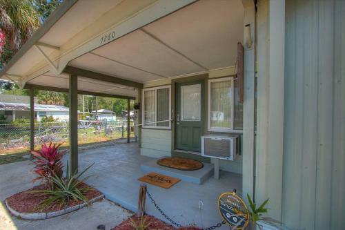 3 Bedroom Farmhouse Vacation Home On The River