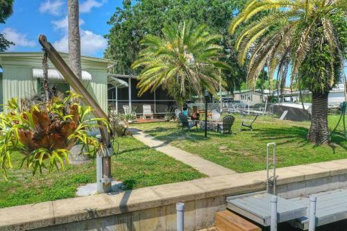 3 Bedroom Farmhouse Vacation Home On The River
