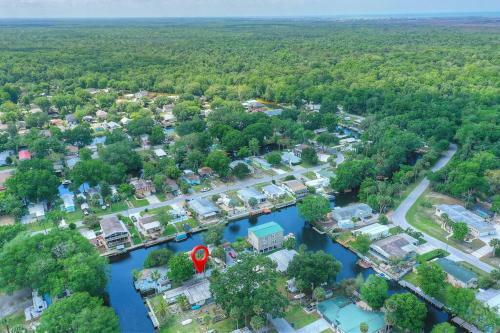 3 Bedroom Farmhouse Vacation Home On The River