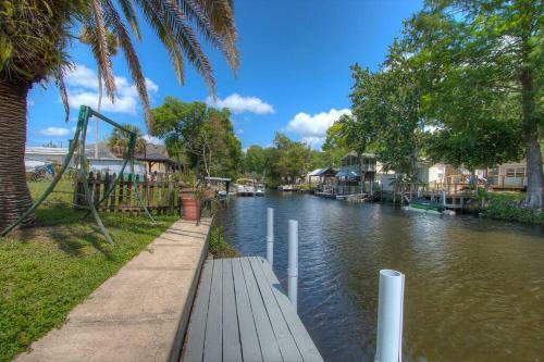 3 Bedroom Farmhouse Vacation Home On The River