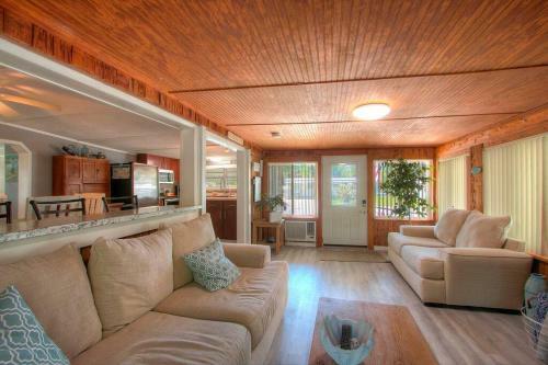 3 Bedroom Farmhouse Vacation Home On The River
