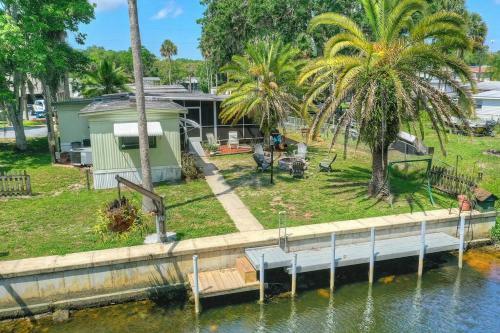3 Bedroom Farmhouse Vacation Home On The River