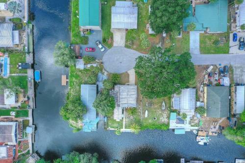 3 Bedroom Farmhouse Vacation Home On The River