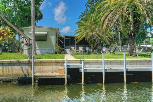 3 Bedroom Farmhouse Vacation Home On The River