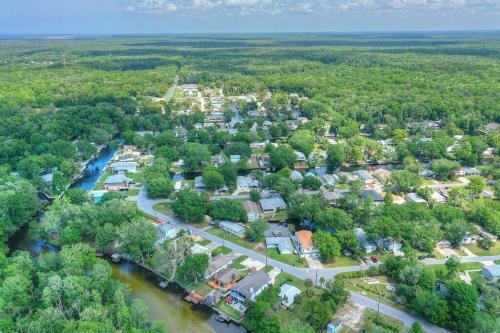 3 Bedroom Farmhouse Vacation Home On The River