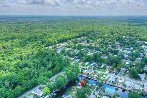 3 Bedroom Farmhouse Vacation Home On The River