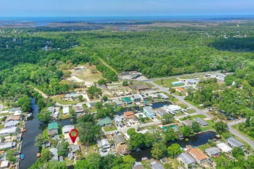 3 Bedroom Farmhouse Vacation Home On The River