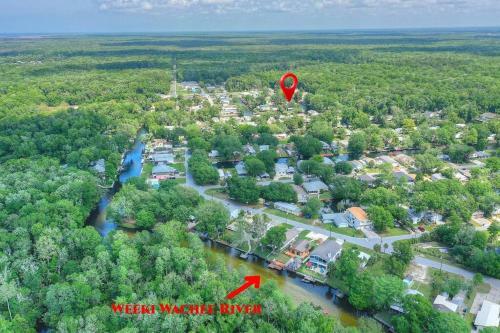 3 Bedroom Farmhouse Vacation Home On The River