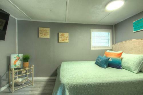 3 Bedroom Farmhouse Vacation Home On The River