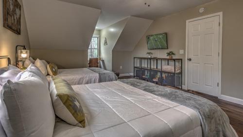 Sittin Pretty By Escape To Blue Ridge