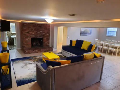 Huge 6 Bedrooms Close To Attractions