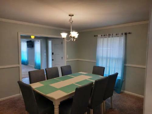 Huge 6 Bedrooms Close To Attractions
