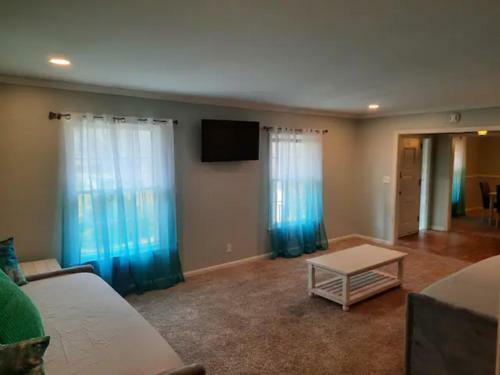 Huge 6 Bedrooms Close To Attractions