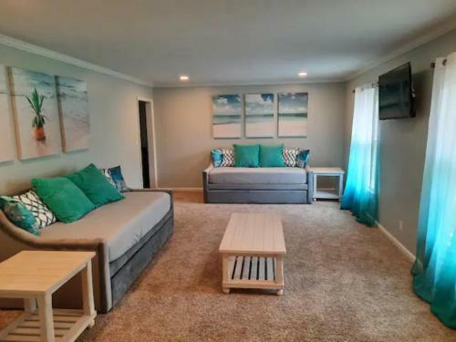 Huge 6 Bedrooms Close To Attractions