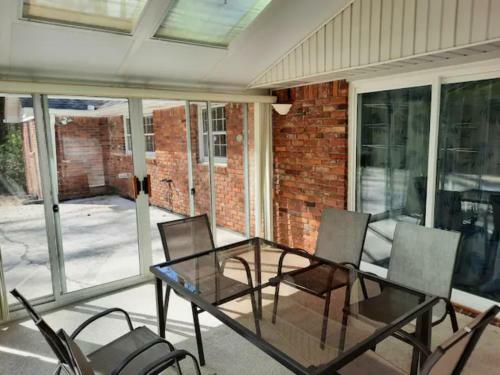 Huge 6 Bedrooms Close To Attractions