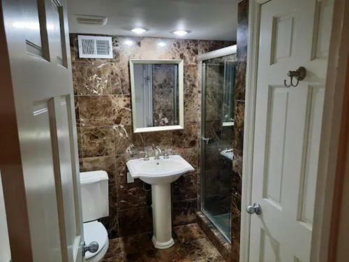 Huge 6 Bedrooms Close To Attractions
