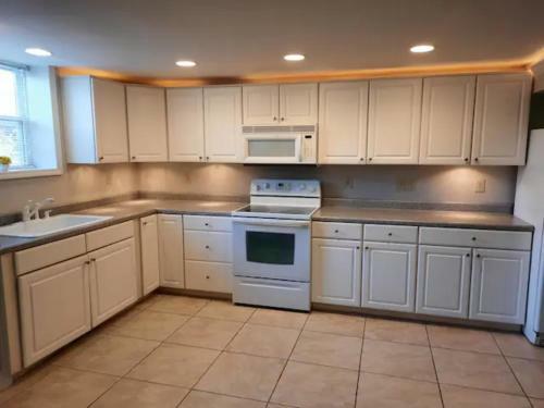 Huge 6 Bedrooms Close To Attractions