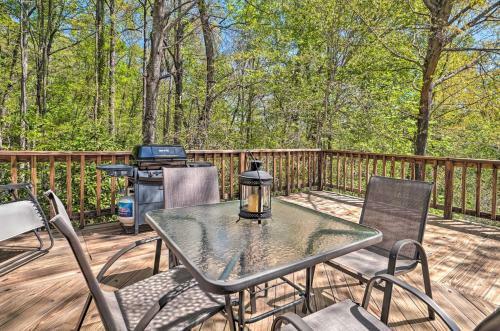 Peaceful Hiawassee Cabin With Wraparound Deck!