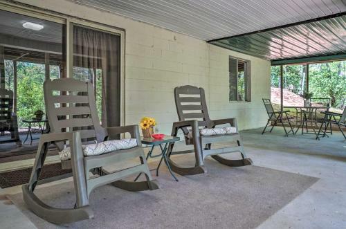 Peaceful Hiawassee Cabin With Wraparound Deck!