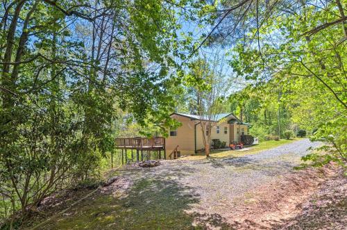 Peaceful Hiawassee Cabin With Wraparound Deck!