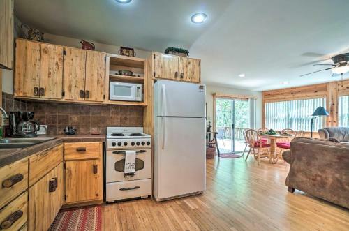 Peaceful Hiawassee Cabin With Wraparound Deck!