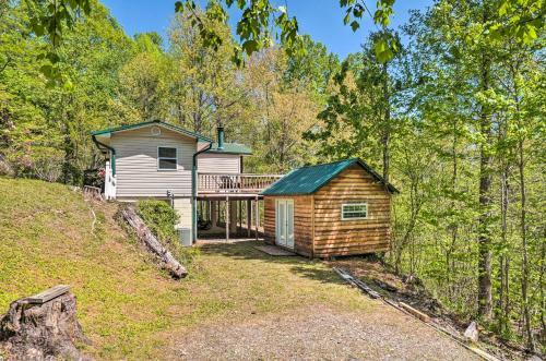 Peaceful Hiawassee Cabin With Wraparound Deck!