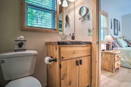 Peaceful Hiawassee Cabin With Wraparound Deck!