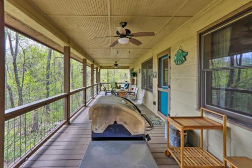 Peaceful Ellijay Cabin With Grill And Mtn Views!