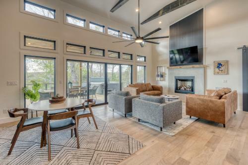Lantern Landing Modern Rustic Lake House Back Deck Backyard Fire Pit 3bed Bath And Lake Access
