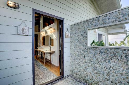 Kailua-kona House With Balcony And Ocean Views!