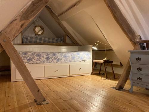 C17 Thatched Cottage In Historic Devon Market Town