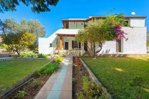 Traditional Villa Eucharis With Swimming Pool