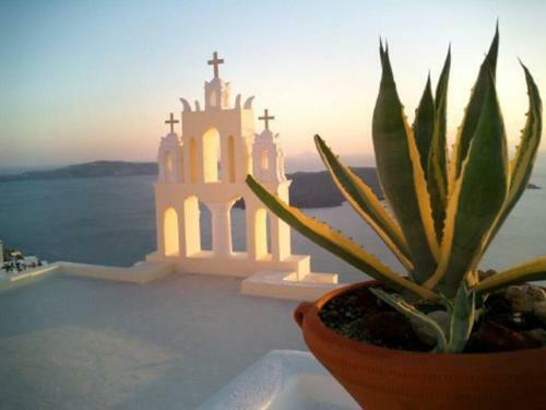Cactus Cave House On The Caldera