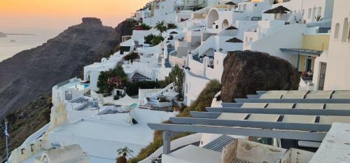 Cactus Cave House On The Caldera
