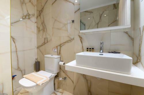 Moments Apartment C2 Walking Distance From The Beach!