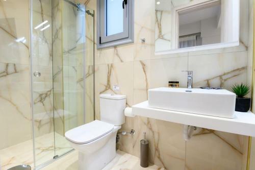 Moments Apartment C2 Walking Distance From The Beach!