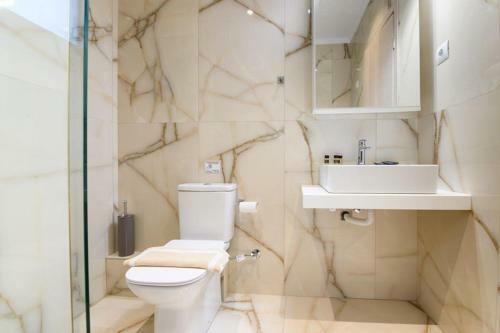 Moments Apartment C2 Walking Distance From The Beach!