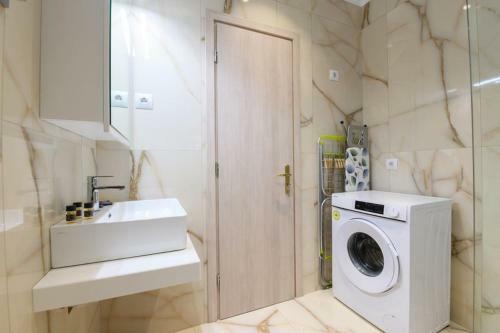 Moments Apartment C2 Walking Distance From The Beach!
