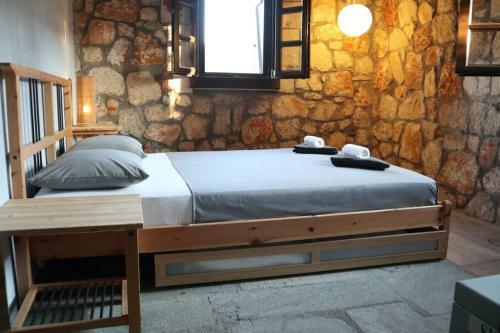Wood & Stone Dream View House B