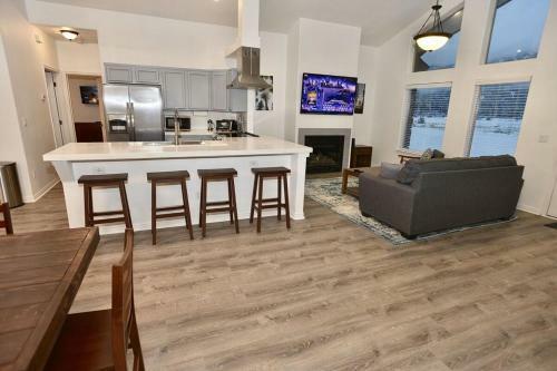 Banjo Adventure Home By Casago Mccall - Donerightmanagement