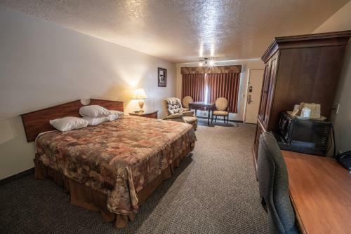 Hotel Clover Creek Inn