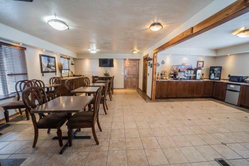 Hotel Clover Creek Inn